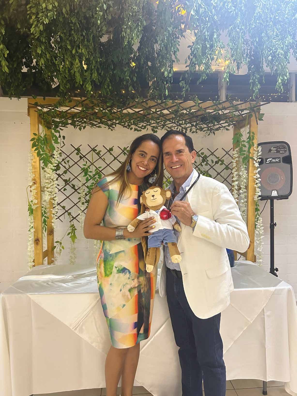 Dra. Natalia Valencia y Dr. Jorge Enrique Rojas con el Mono Alma