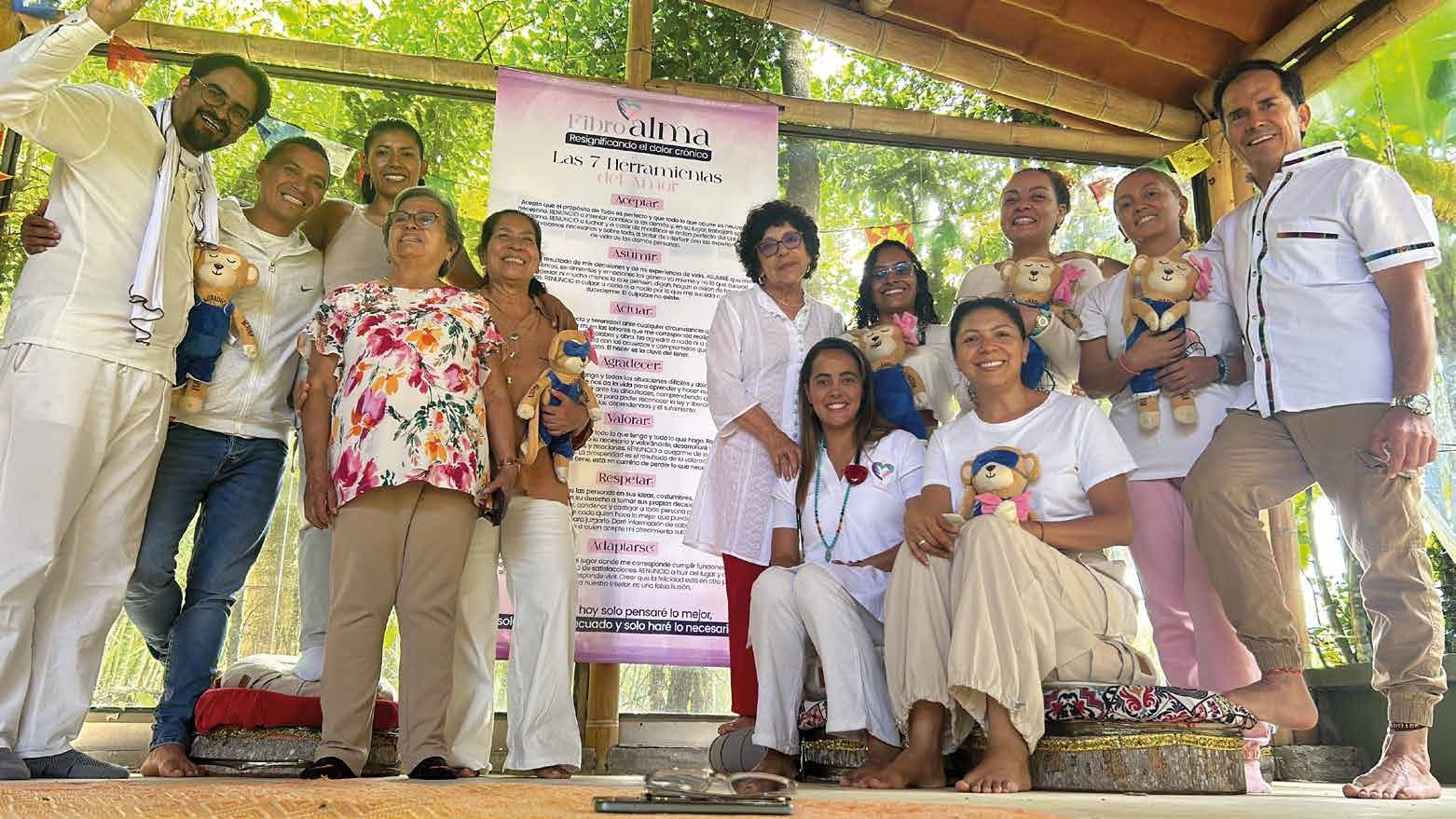 Grupo Fibroalma en el kiosco de guadua de SanAldea